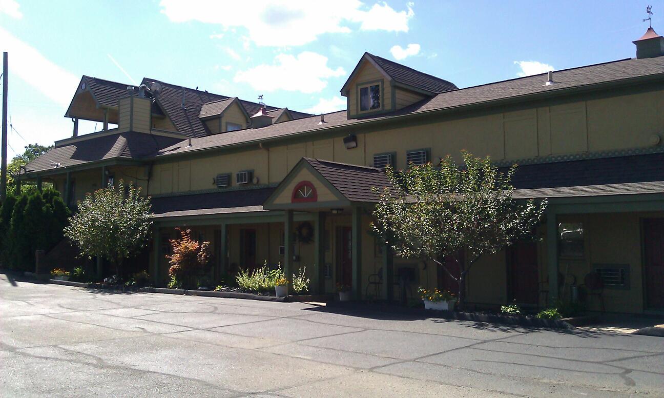 Riverfront Inn — photo