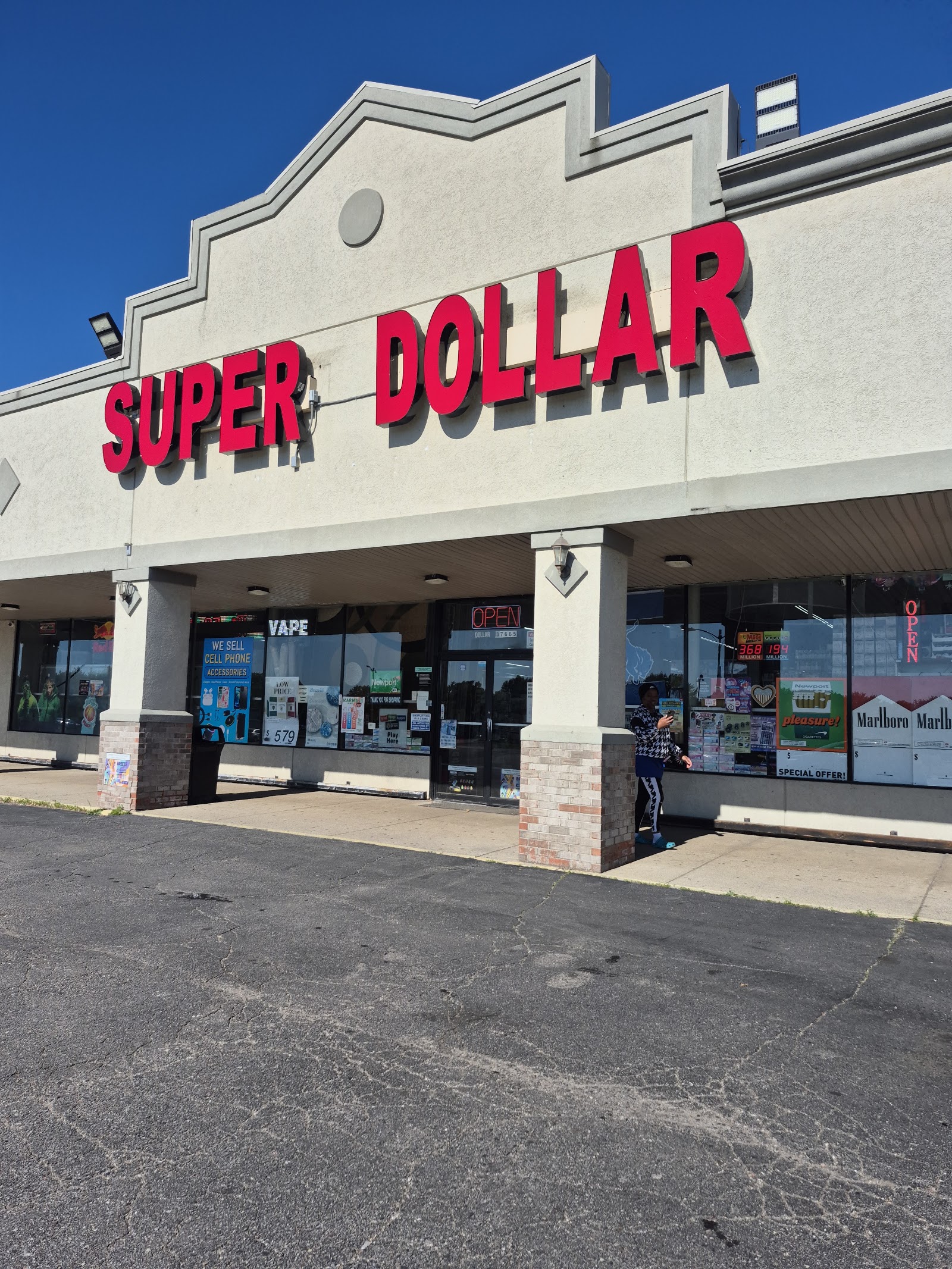 SUPER DOLLAR — photo